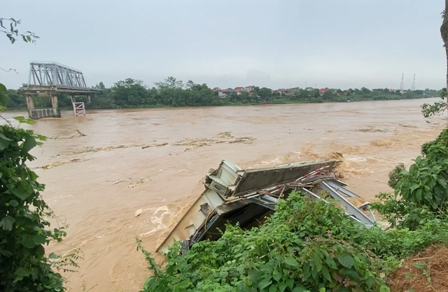 tiep-tuc-phat-hien-thi-the-tren-song-hong-nghi-la-nan-nhan-sap-cau-phong-chau