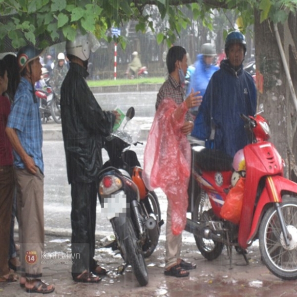 Hà Nội: Thu tiền triệu mỗi giờ từ việc bán áo mưa mặc 1 lần