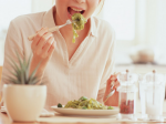 Ăn nhanh, nhai nuốt vội ảnh hưởng đến sức khỏe thế nào?