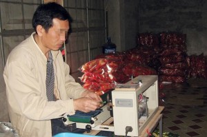Một số người Trung Quốc sản xuất thực phẩm chui ở Việt Nam