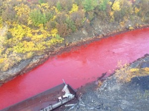 Dòng sông đỏ như máu ở Nga: Do nước thải công nghiệp hay lời tiên tri “ứng nghiệm”?