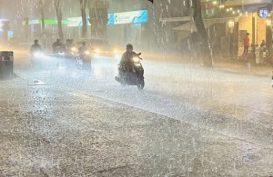 Miền Bắc, miền Trung mưa lớn; diễn biến mới vụ sạt lở đất vùi lấp xe khách ở Hà Giang khiến 11 người t.ử vo.ng