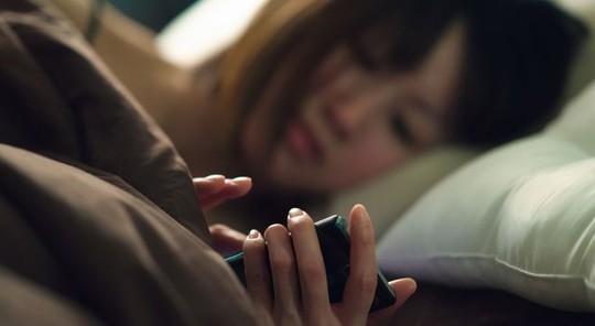 3 lý do gây hại khi đem smartphone lên giường ngủ 