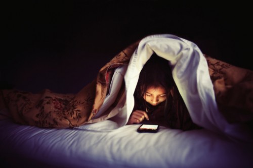 3 lý do gây hại khi đem smartphone lên giường ngủ.