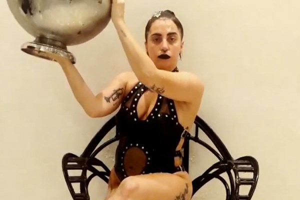 Chiến dịch dội nước đá - Lady Gaga