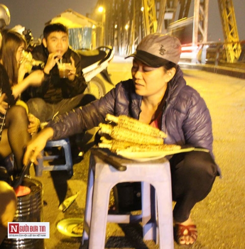 Kiếm tiền triệu mỗi đêm chỉ nhờ bán ngô nướng ở cầu Long Biên