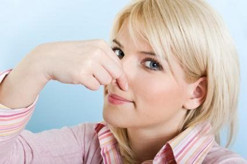 Bịt mũi, ngậm miệng để nhịn thở cũng là cách chữa nấc cụt rất công hiệu.