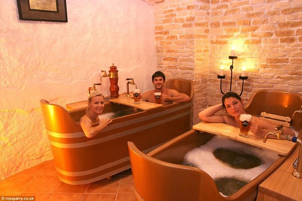 ‘Đột nhập’ khu spa tắm bia độc đáo tại Cộng Hòa Séc