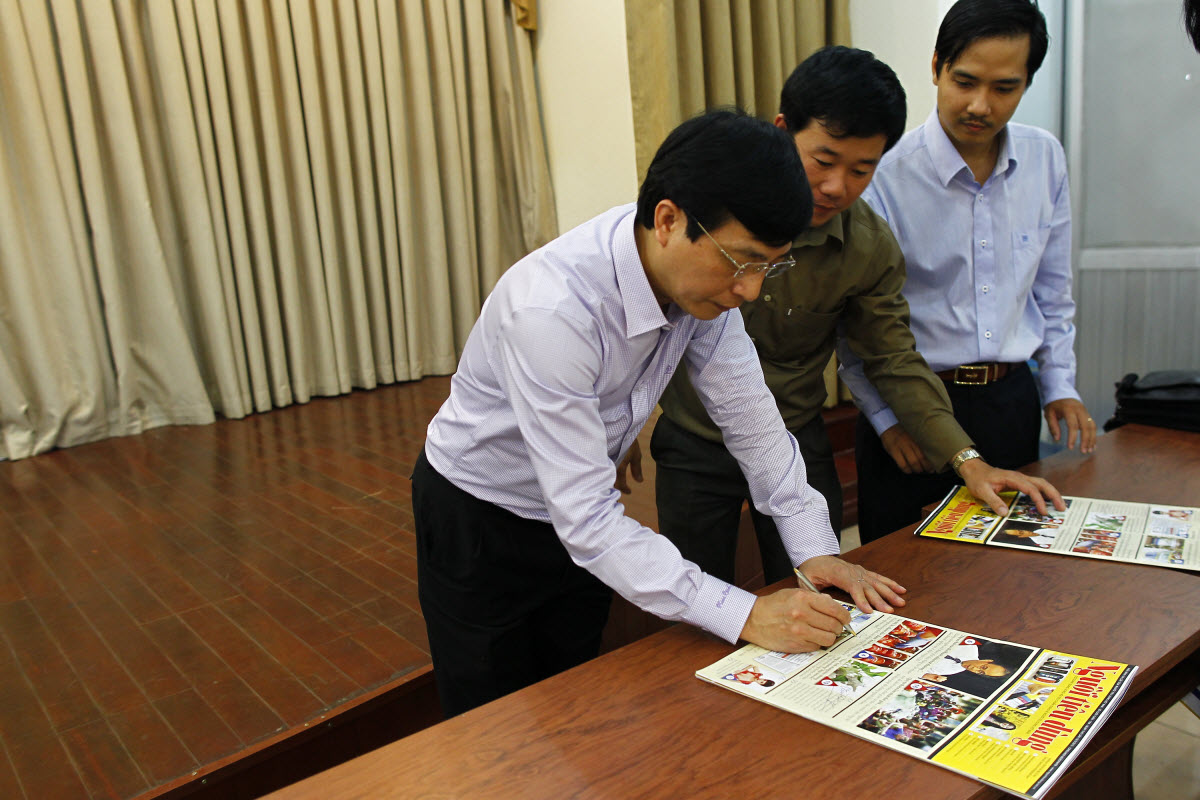Ông Nguyễn Văn Hùng - Hàm Vụ trưởng Vụ Báo chí xuất bản Ban Tuyên giáo Trung ương ký tặng lên số báo NTD cuối tuần đầu tiên.