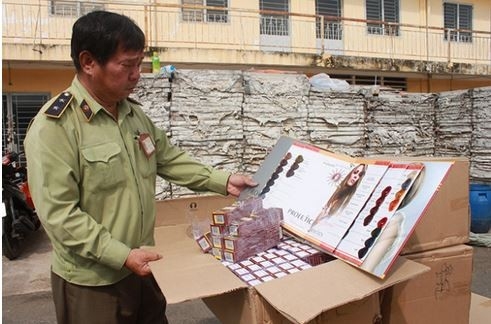 Những hộp mỹ phẩm chăm sóc tóc của Trung Quốc nhưng ghi rõ cụ thể địa chỉ sản xuất tại Việt Nam bị cơ quan chức năng phát hiện.