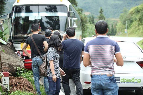 Xe Lexus chở Quang Lê gây tai nạn trên đèo đi Sapa