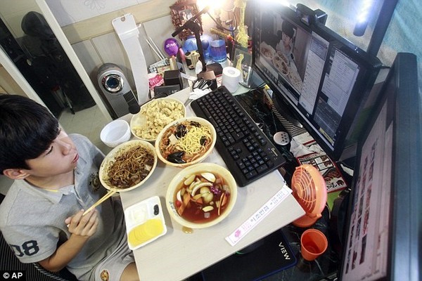 14 tuổi kiếm hơn 30 triệu/đêm nhờ nghề 'ăn trực tuyến'