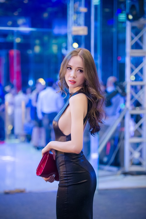 Ba sao Việt đọ đường cong với váy bó sát