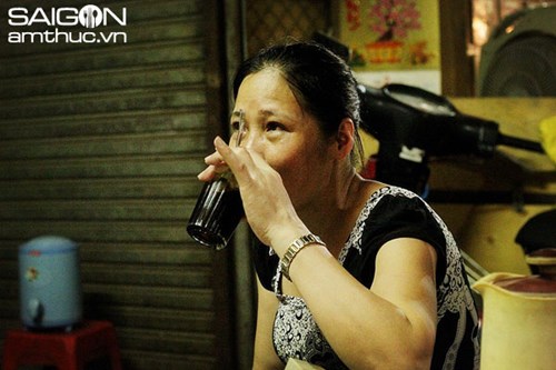 Quán 'cà phê bọt' được phụ nữ mê mẩn ở chợ Vinh
