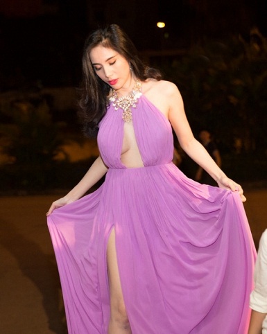 Chiếc váy hở bạo khiến Thủy Tiên suýt ‘lộ hàng’ trên sóng trực tiếp
