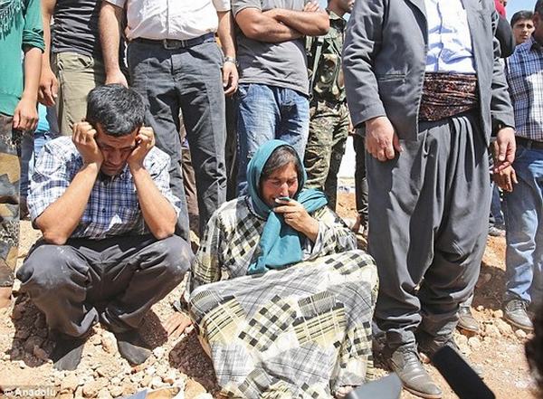 Đông đảo họ hàng và người dân thị trấn Kobane đã tập họp để tiễn đưa 3 mẹ con gia đình Kurdi trong chuyến hành trình cuối cùng về với lòng đất.