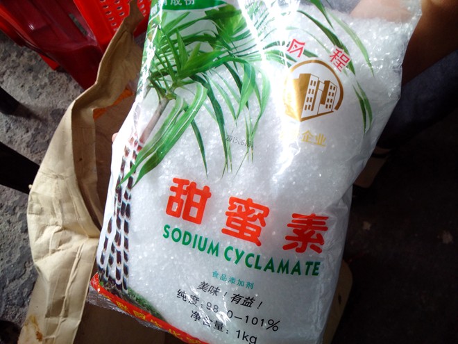 Làm chà bông thịt gà độn bột mì và đường hóa học ở Sài Gòn