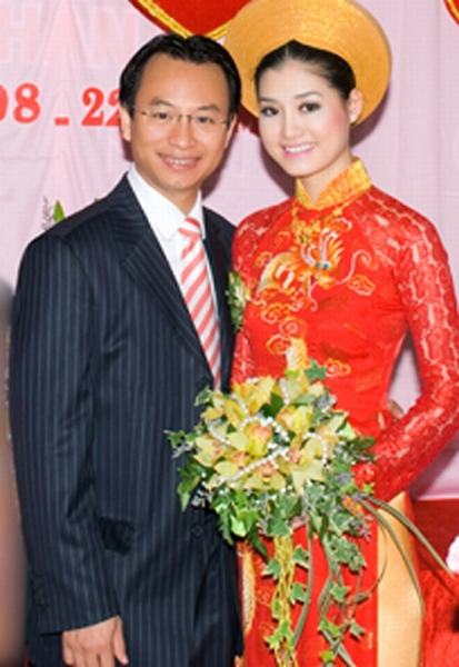 Cuộc sống của Bí thư Thành ủy Đà Nẵng 39 tuổi với vợ là hoa hậu