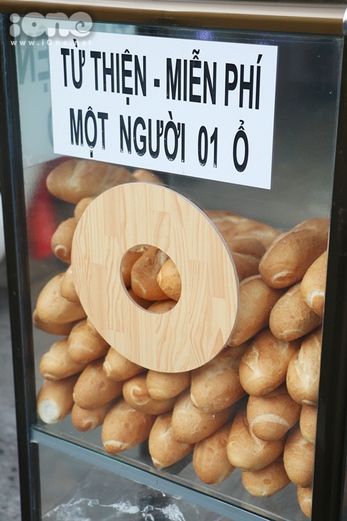 Thùng bánh mì miễn phí trên phố Sài Gòn