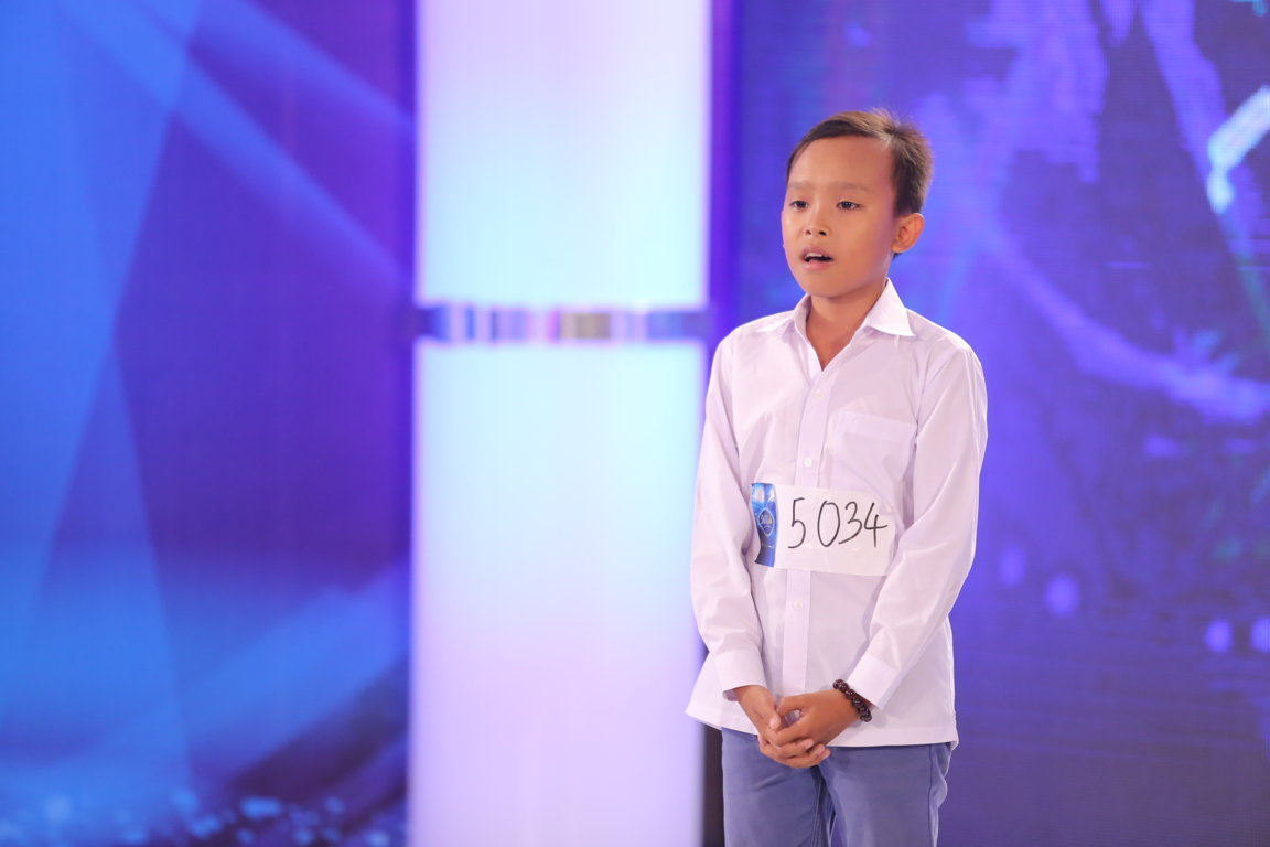 Cậu bé nghèo đi hát đám cưới khiến BGK Vietnam Idol Kids bật khóc 