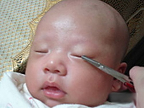  Liệu cắt lông mi, tắm nhiều lần, cho trẻ ngủ giữa bố mẹ... có phải là điều nên làm khi chăm sóc bé mới sinh?