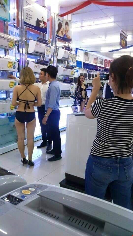 Nhân viên Trần Anh mặc bikini bán hàng: “Nặng có thể truy cứu TNHS”