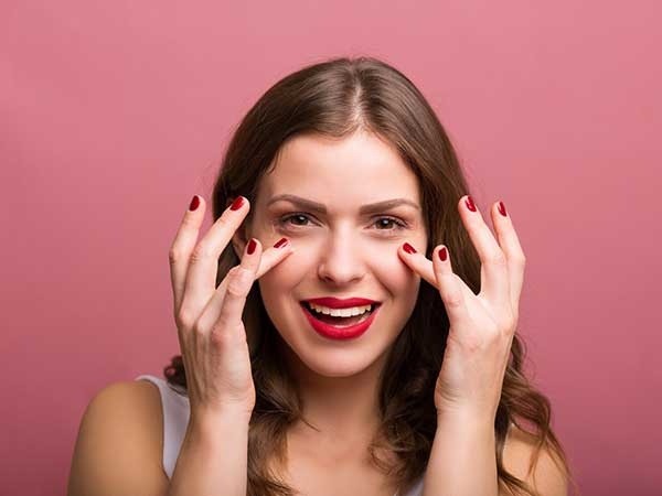 5 bước mát-xa siêu nhanh giúp bạn đánh tan quầng thâm mắt