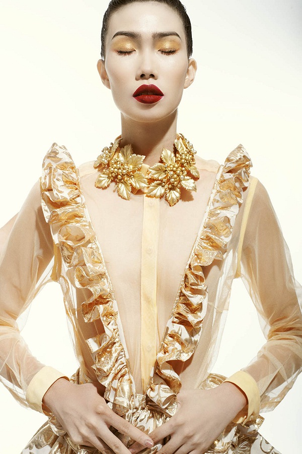 Kim Phương nổi bật với trang phục sắc vàng ánh kim