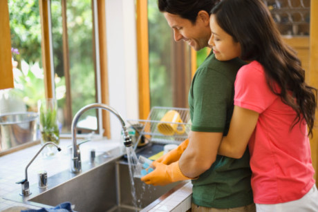 Rửa bát giúp vợ, đàn ông sẽ có sự nghiệp thành công hơn