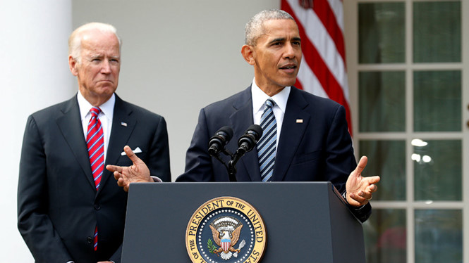 Tổng thống Obama phát biểu tại Vườn Hồng, Nhà Trắng ngày 9.11. Bên cạnh ông là Phó tổng thống Biden. Ảnh: Reuters