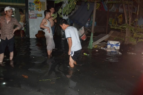 Nước đen ngập sâu, người Sài Gòn 'chạy lũ' trong đêm