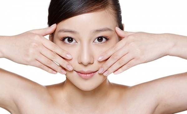 4 vị trí giảm nếp nhăn và chống lão hóa trên gương mặt bạn gái nên massage hàng ngày