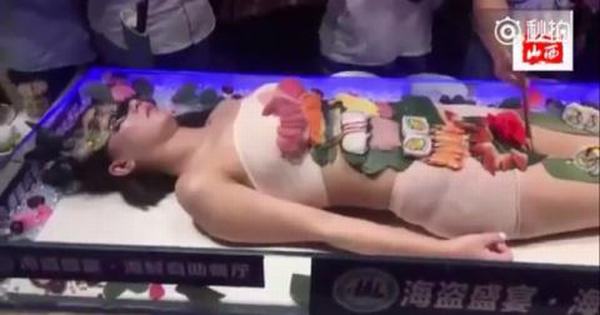 Người mẫu sushi bật dậy đánh thực khách Trung Quốc bậy bạ