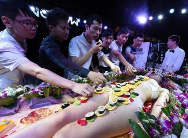 Người mẫu sushi bật dậy đánh thực khách Trung Quốc bậy bạ