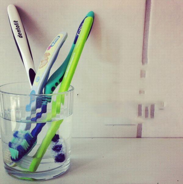 Xua tan nỗi lo ngại bàn chải đánh răng bẩn bằng cách cực hay và vô cùng đơn giản sau