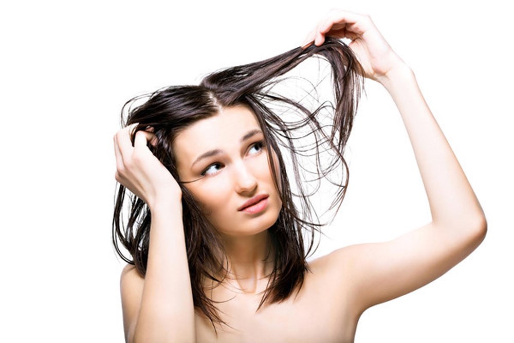 Cách giúp tóc thoát khỏi tình trạng bết dầu ngày hè