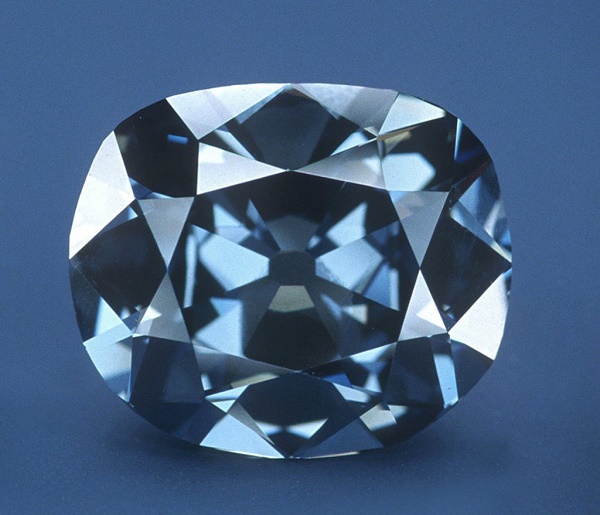 Lời nguyền khủng khiếp của viên kim cương khiến người đeo có kết cục bi thảm?