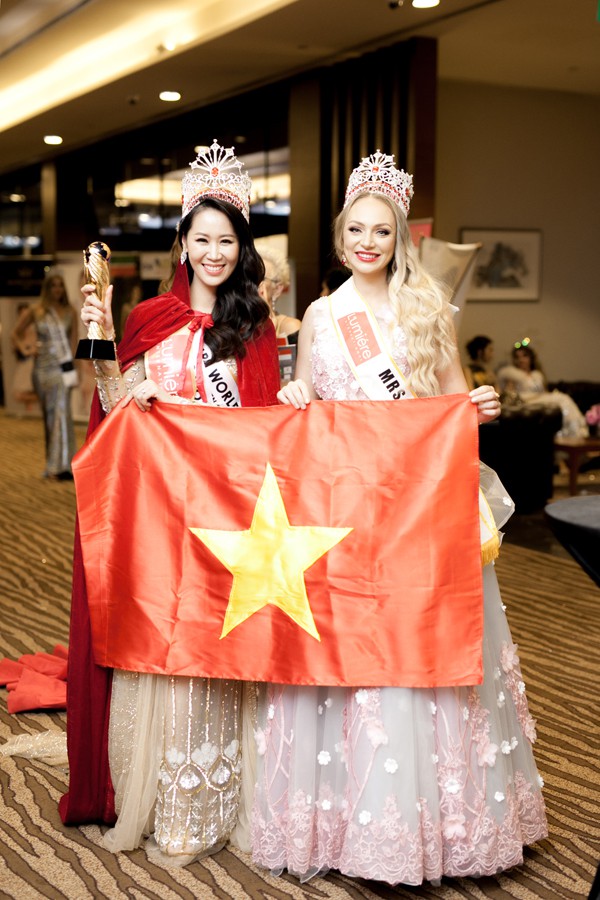 Trả lời ứng xử thông minh, Dương Thùy Linh đăng quang Hoa hậu Phụ nữ Toàn thế giới 2018